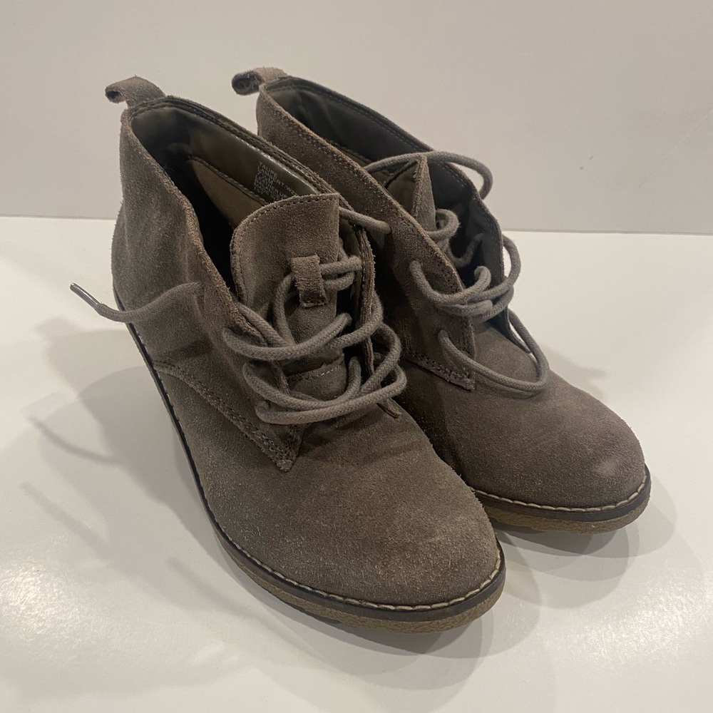 White Mountain Taupe Lace Up Boots
